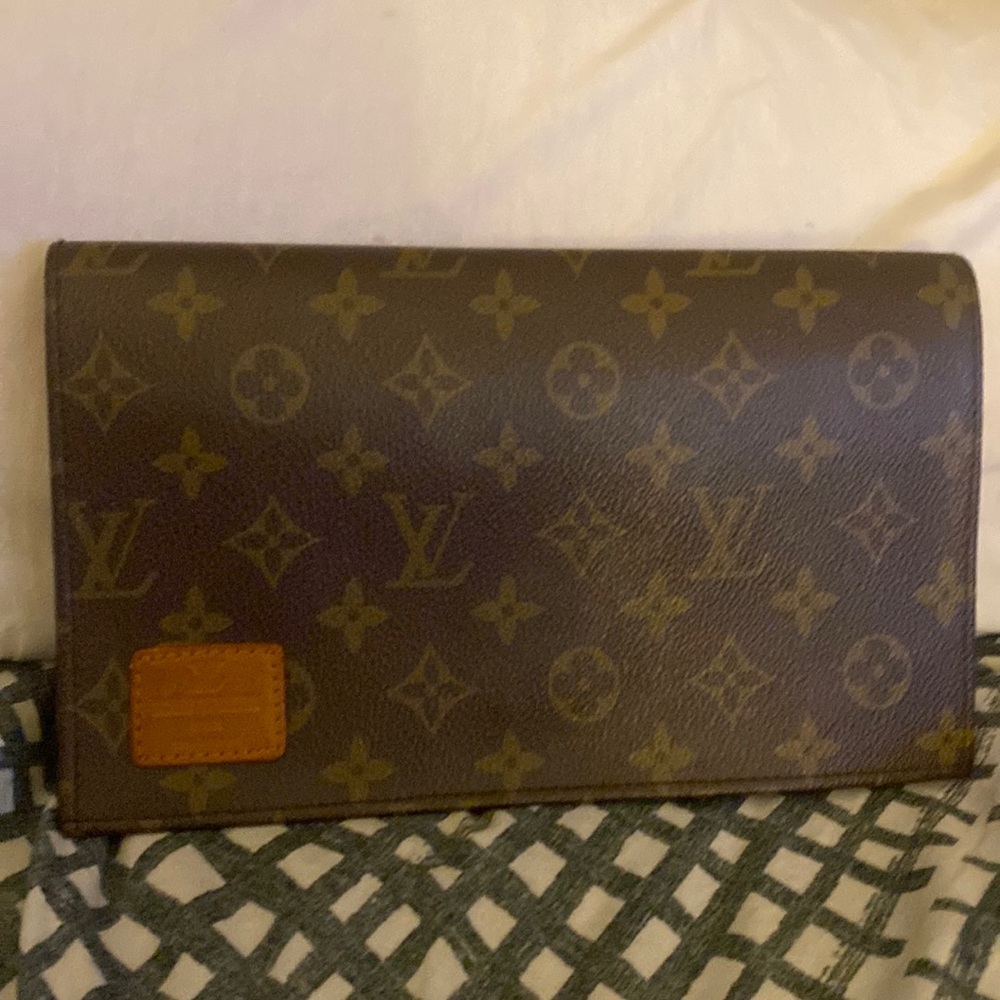 Vintage classic monogram bi fold Louis Vuitton clutch 6”x9.5”x2”